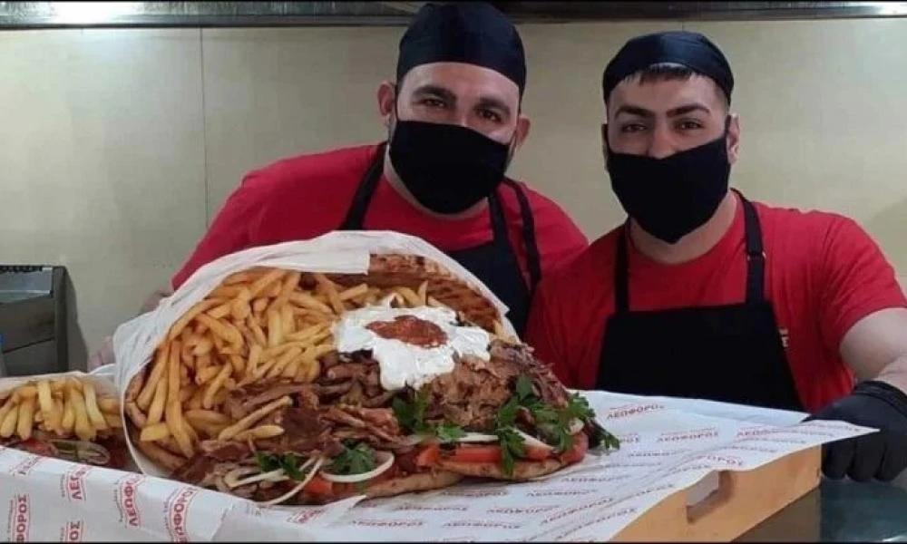 «Ο έρωτας περνά από το στομάχι»: Σουβλατζίδικο στην Κρήτη έφτιαξε ανθοδέσμη-πιτόγυρο 8,5 κιλών για την ημέρα του Αγ. Βαλεντίνου